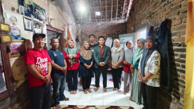 "Dewan Fery Budiman bersama relawan Barcode saat kunjungi warga Citangkil"