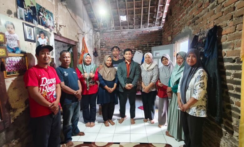 "Dewan Fery Budiman bersama relawan Barcode saat kunjungi warga Citangkil"