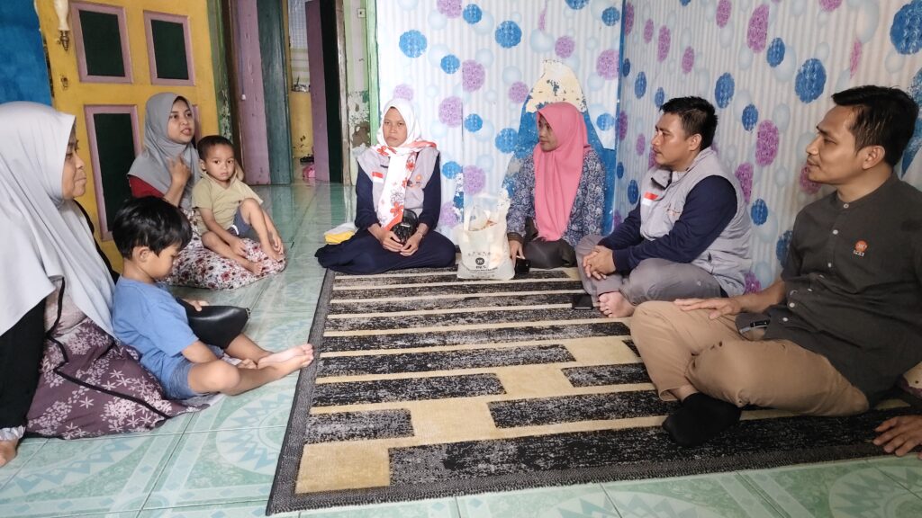 Dokumentasi Fery Budiman dan relawan Barcode bersilaturahim ke warga Delingseng dalam program Dewan Mendekat